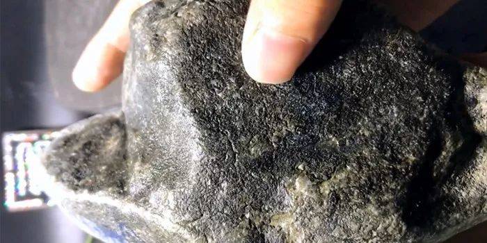 翡翠原石皮壳紧密,翡翠原石应该如何辨别皮壳