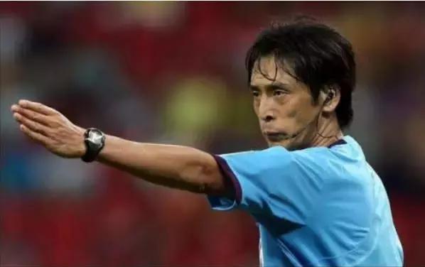 足球比赛中，如果裁判把球踢进球门，算不算球进？