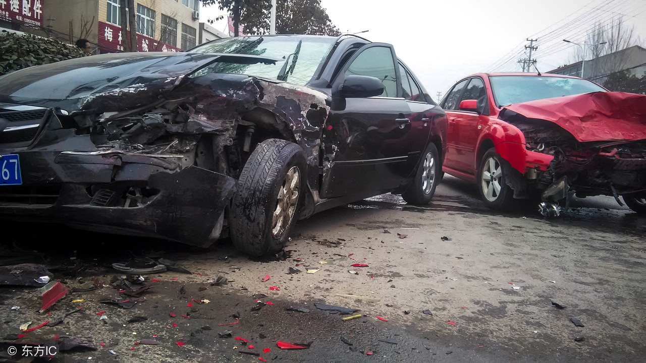 手刹能起到刹车作用吗,手刹刹住了还能动吗