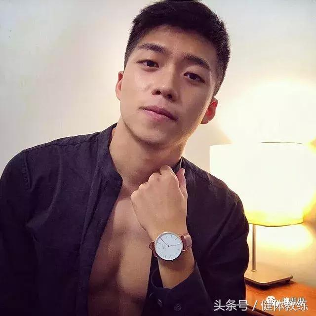 足球小哥去当兵了还拍照，鲜嫩可口会不会被……？