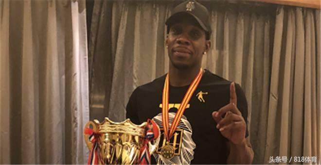 辽篮庆功宴杨鸣签名,辽篮夺冠杨鸣讲话