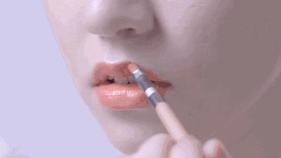 为什么女生喜欢嘴唇厚的,女生喜欢上嘴唇薄下嘴唇厚