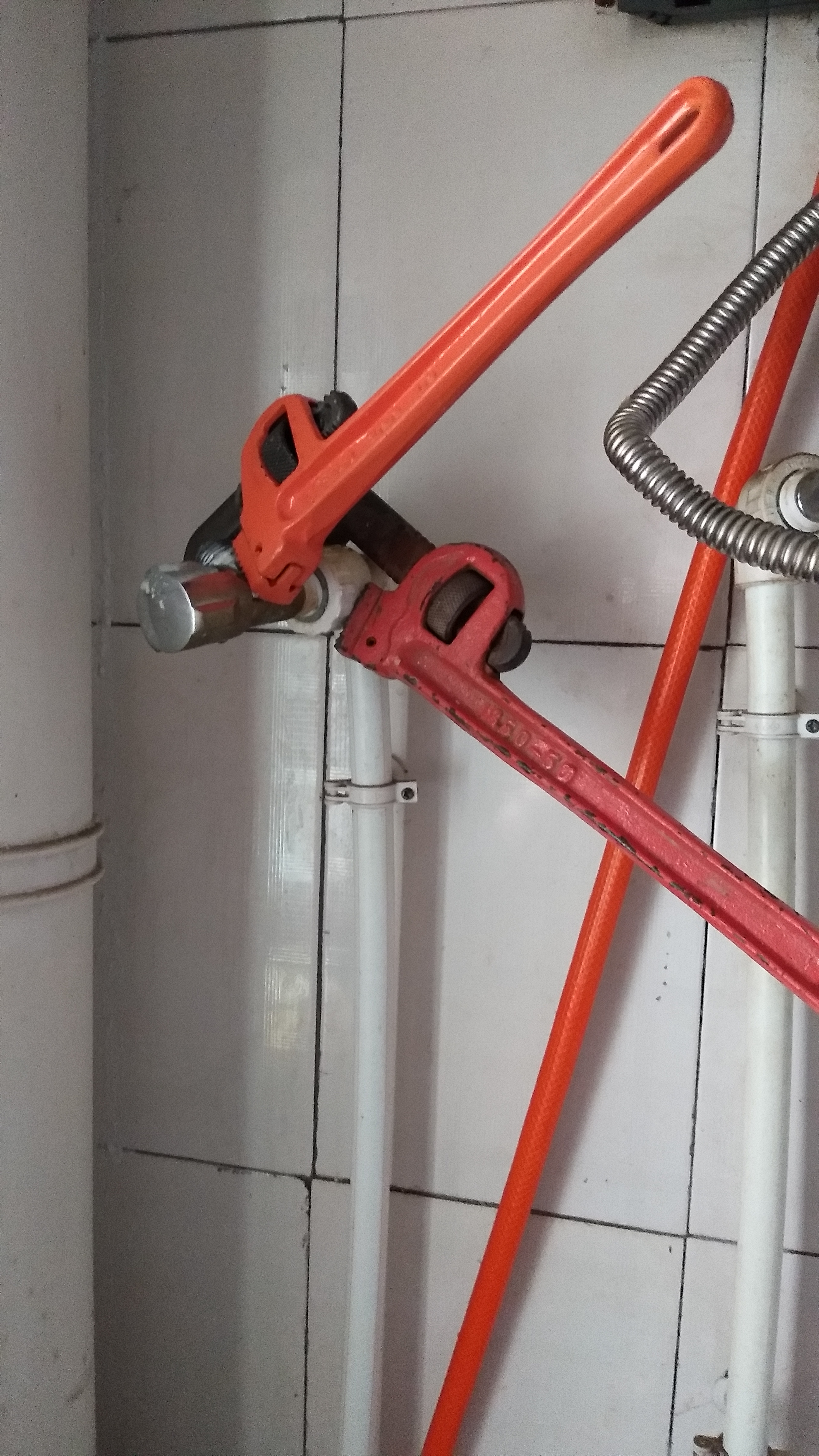 厨房水阀漏水会漏楼下吗,厨房水龙头漏水是不是漏财