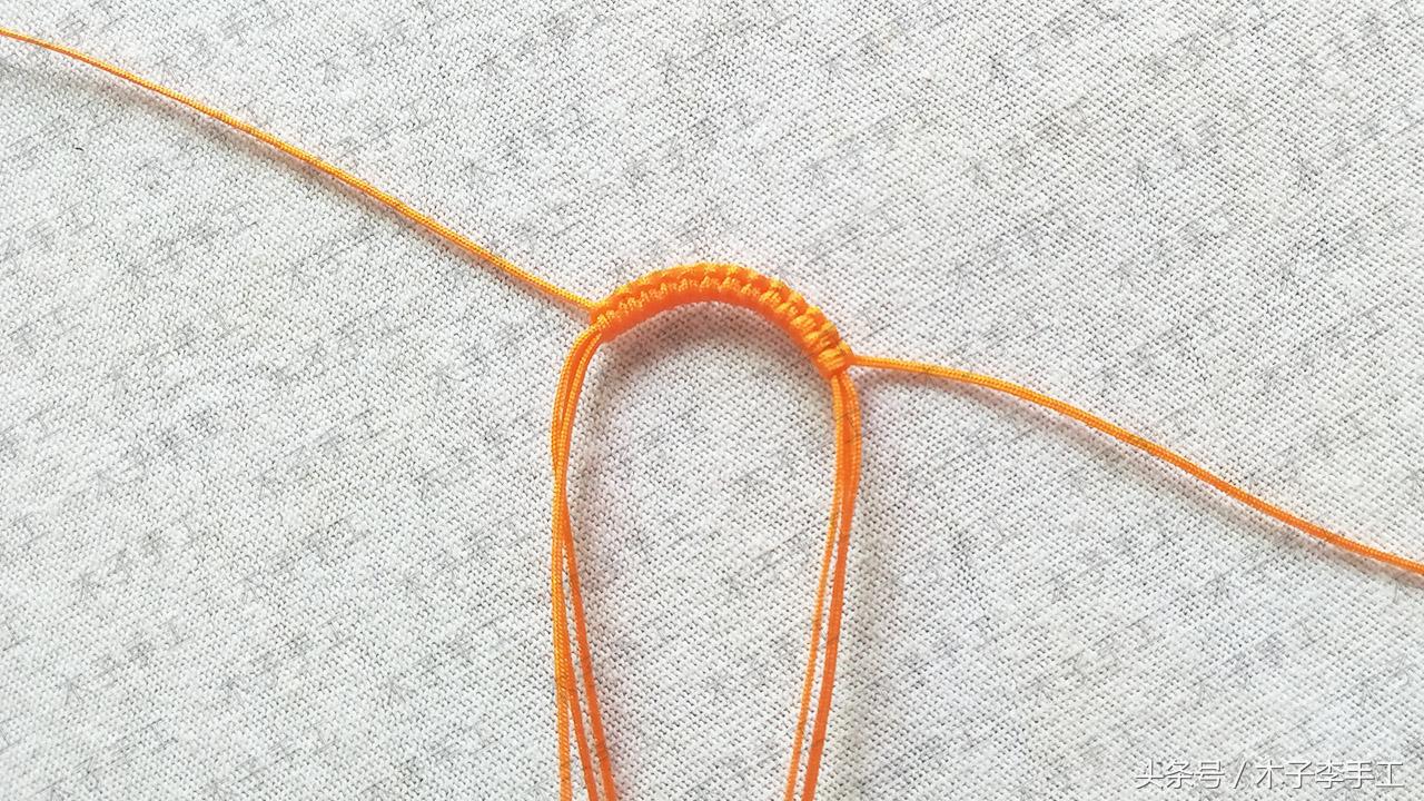 红绳编手链教程简单好看,用一根细红绳编简单手链