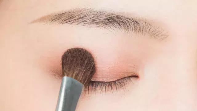 单眼皮肿眼泡无神怎么办,单眼皮肿眼泡眼妆怎么化