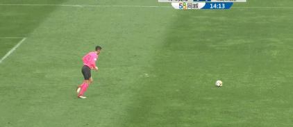 足球变水球！场地气坏北控外援，拿场外足球撒气却吃黄牌真心冤！