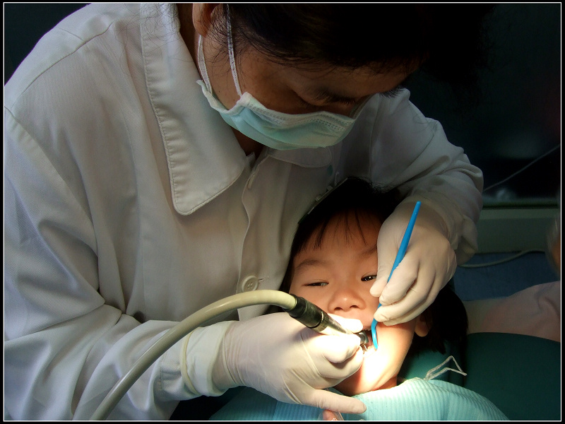 儿童乳牙蛀牙洞里长肉怎么办,乳牙蛀牙只剩根部需要拔掉吗