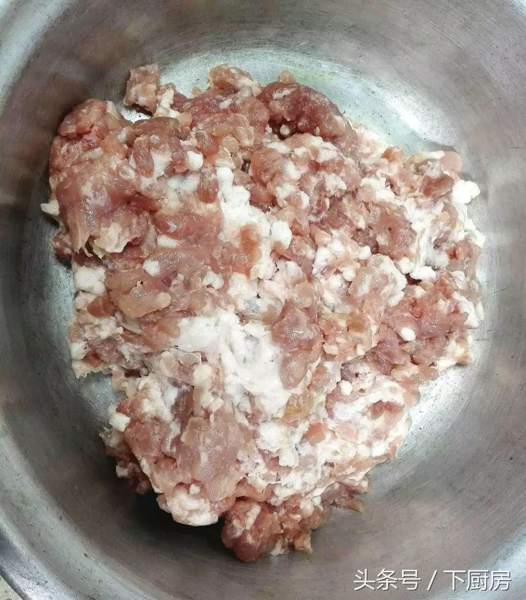 肉馅儿怎么拌才会鲜嫩多汁,拌好的肉馅总有一股味