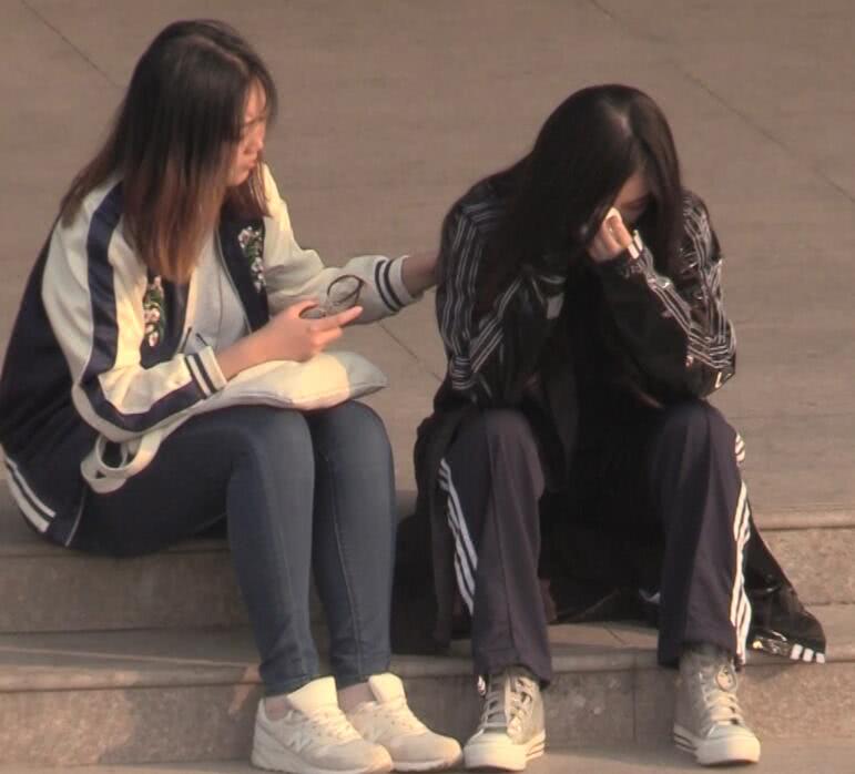 “大嫂”徐冬冬医院就诊后坐地痛哭，低头打电话表情痛苦