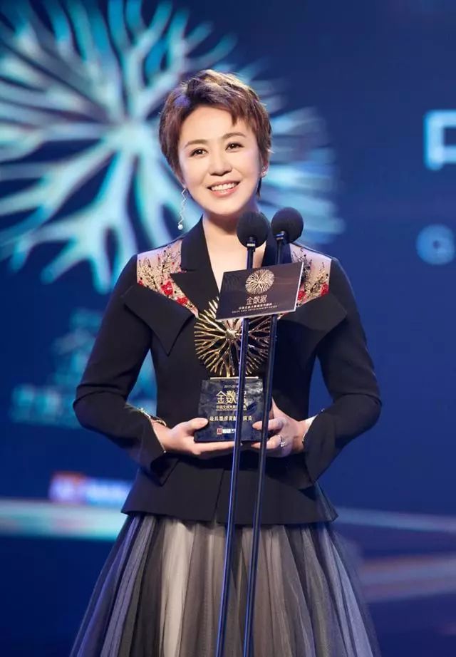 马丽穿连衣裙显胖,马丽穿西装