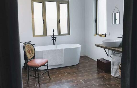 独立浴缸怎么装好看,浴室里面装上浴缸怎样搭配好看