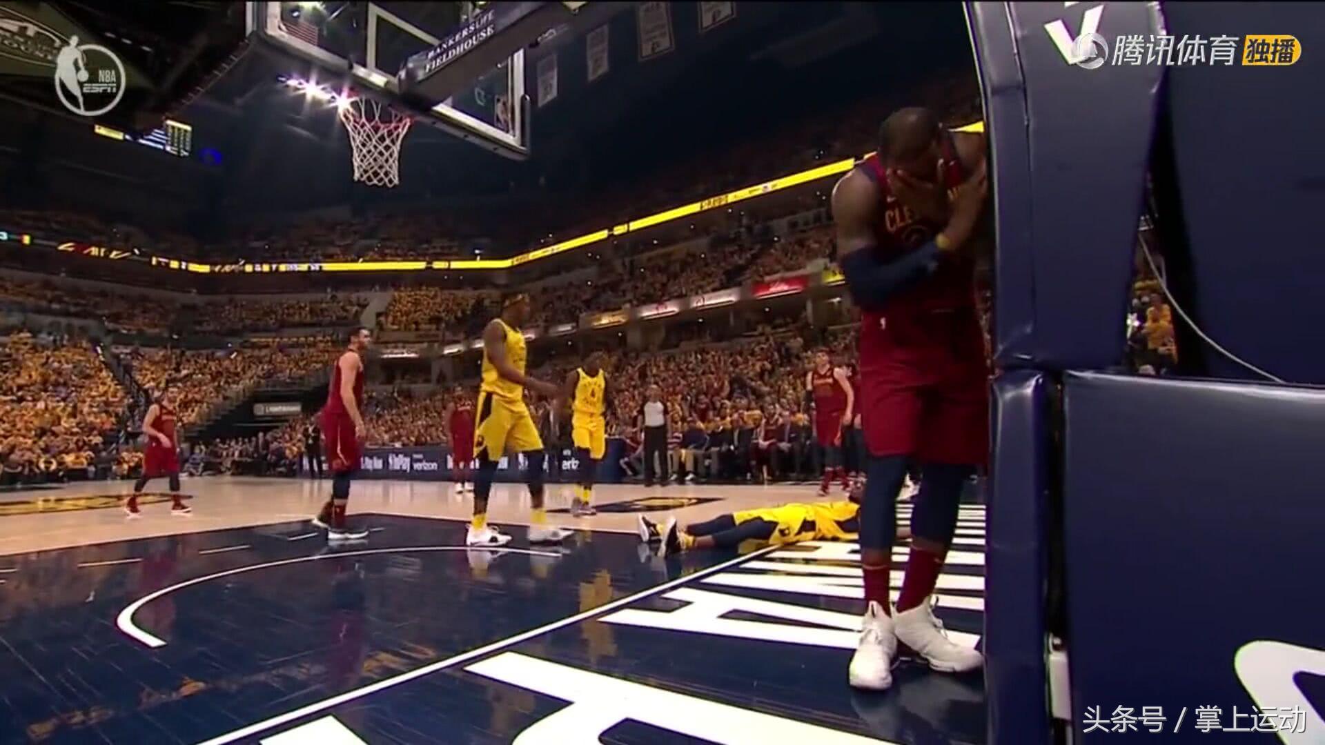 詹姆斯肘击对手致其出血遭驱逐,詹姆斯被肘到眼角出血