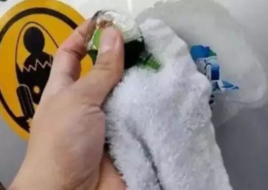 风油精滴在脚上奇迹出现,风油精滴在身上有什么反应