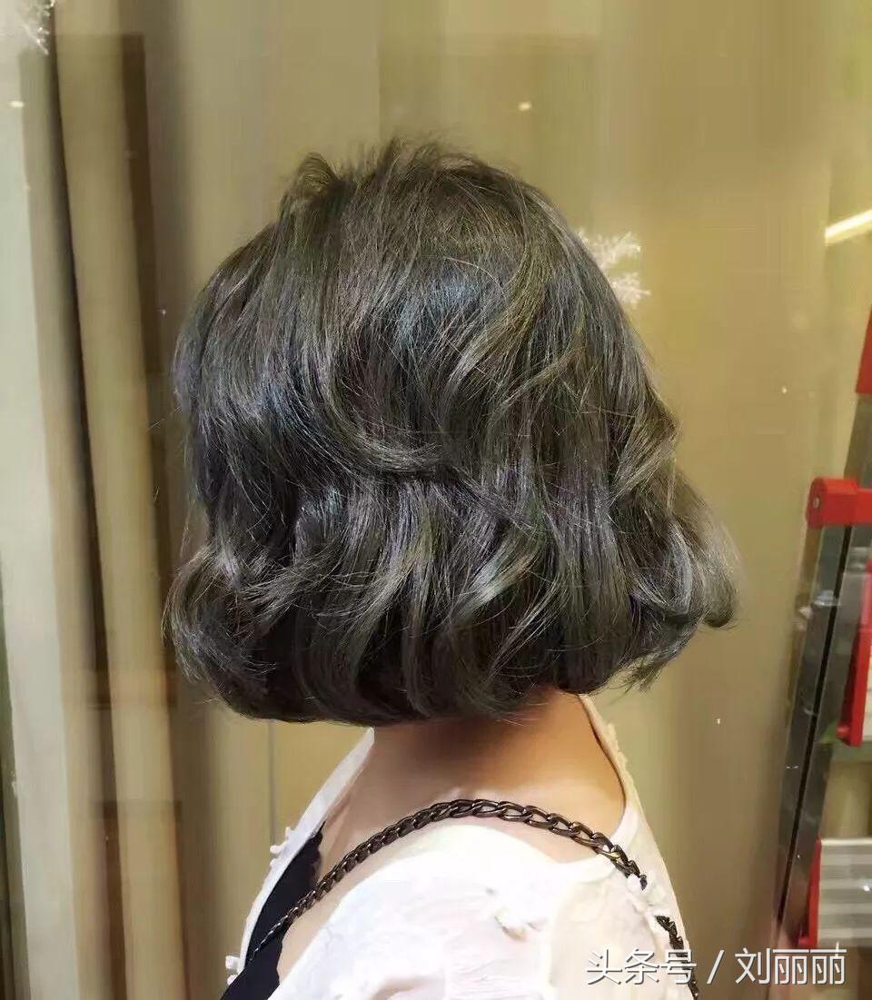 烫发怕老气慵懒锁骨烫时尚又减龄,羊毛卷冷烫怎么烫才不显老气