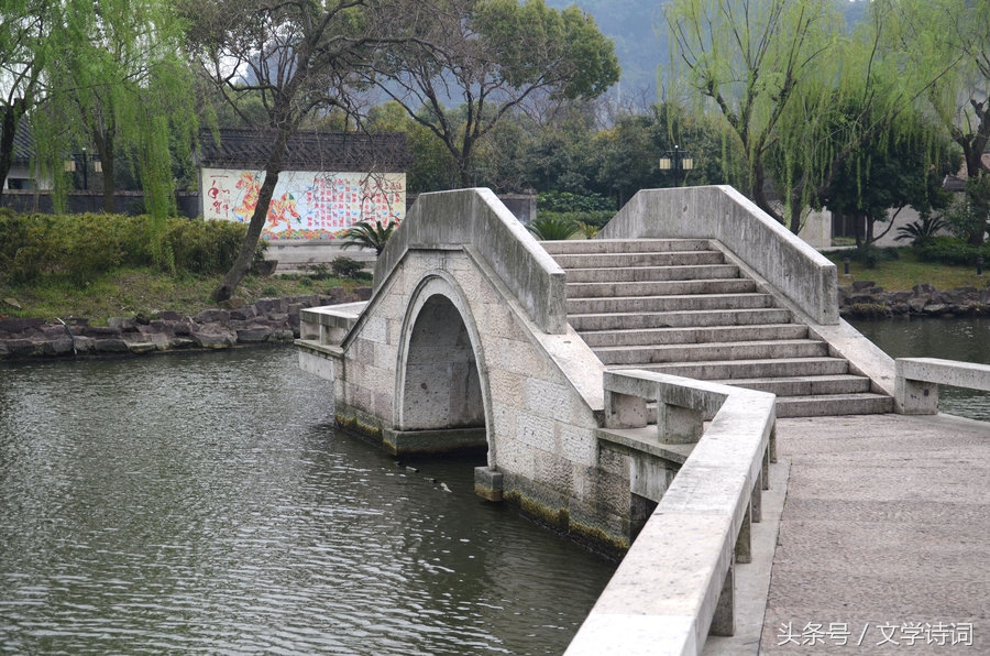 百花潭水即沧浪下一句是什么,万里桥西一草堂百花潭水即沧浪