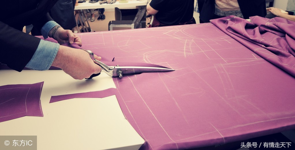 毕业十年后，他守诺为初恋做了件衣服，但她已经全身名牌了