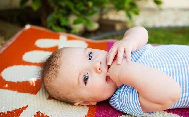 宝宝总爱咬乳头,你是怎么“对付”他的?4个方法轻松搞定!