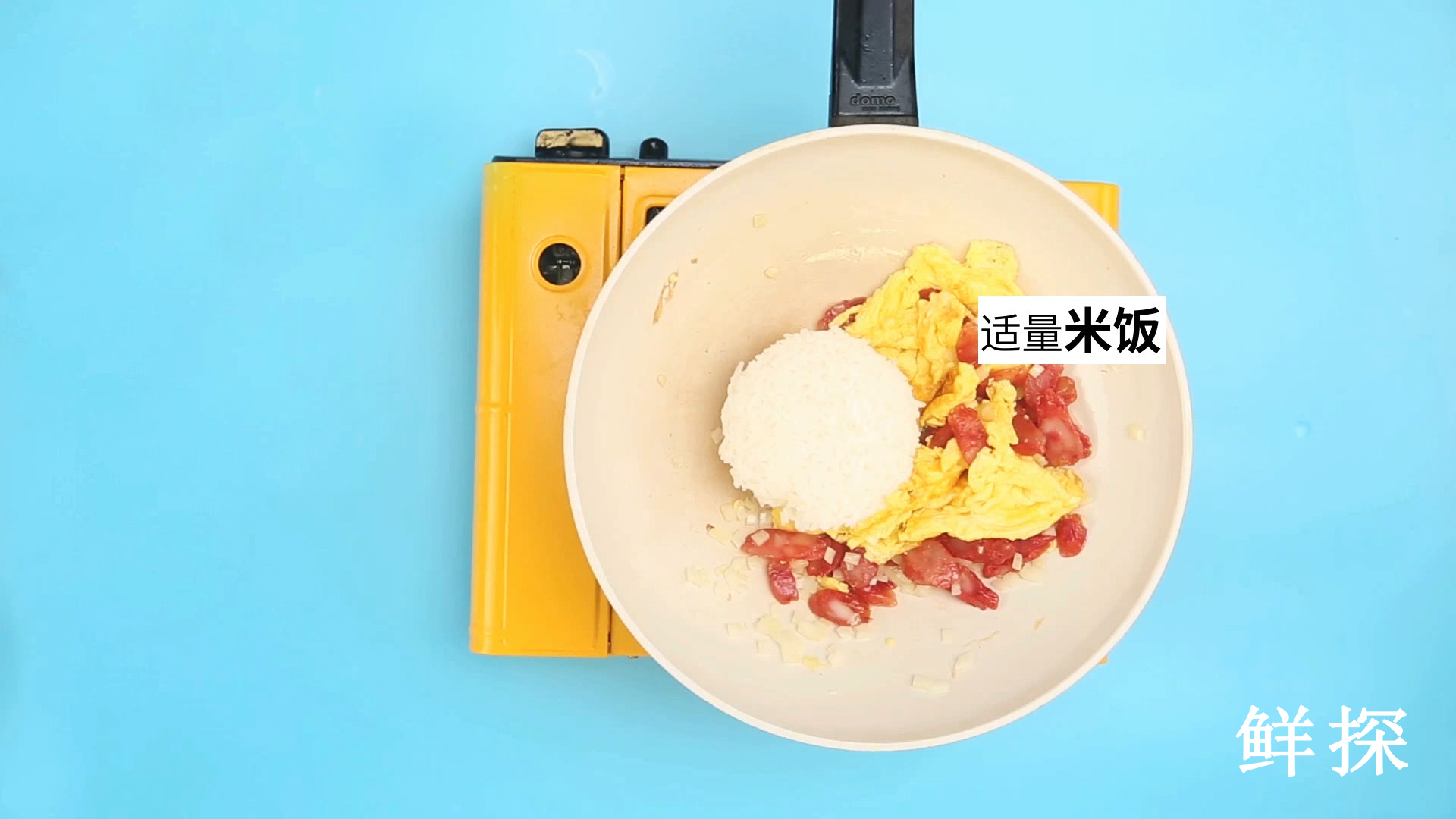 菠萝虾炒饭,菠萝炒饭酸甜爽口特开胃