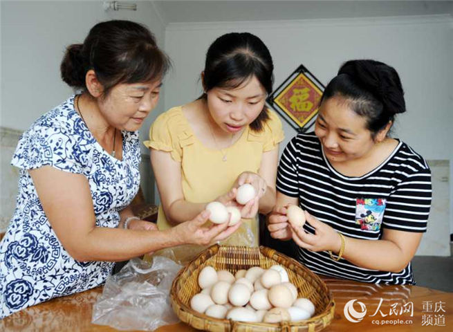 农村村官带村民致富,80后女村官