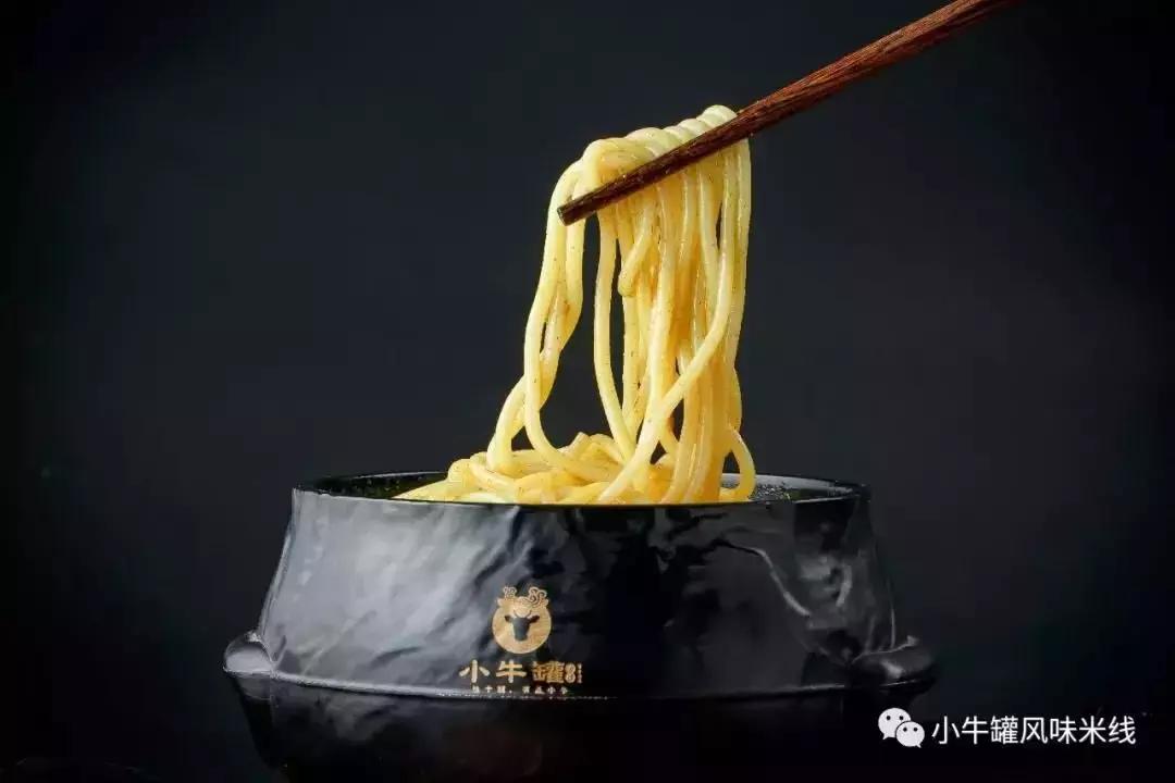 把大众品类做出小众质感看小牛罐如何把米线做得“牛”气冲天
