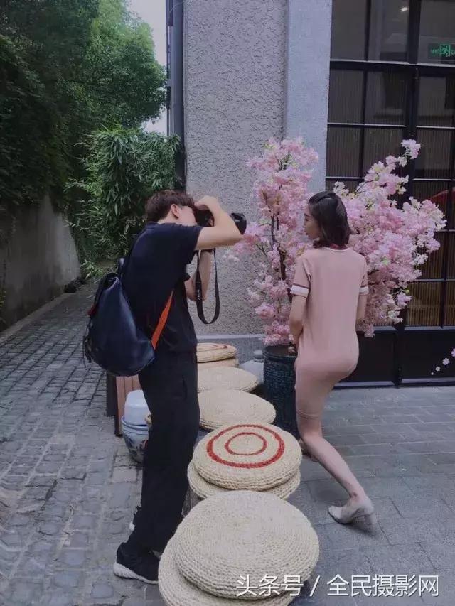 你负责貌美如花，我负责拍照那些一起开网店的摄影师情侣们~