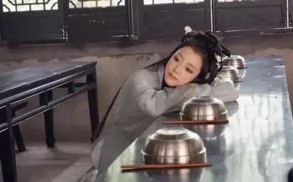 中国姑娘汉服惊呆外国人视频,中国姑娘在国外街头穿汉服惊艳了