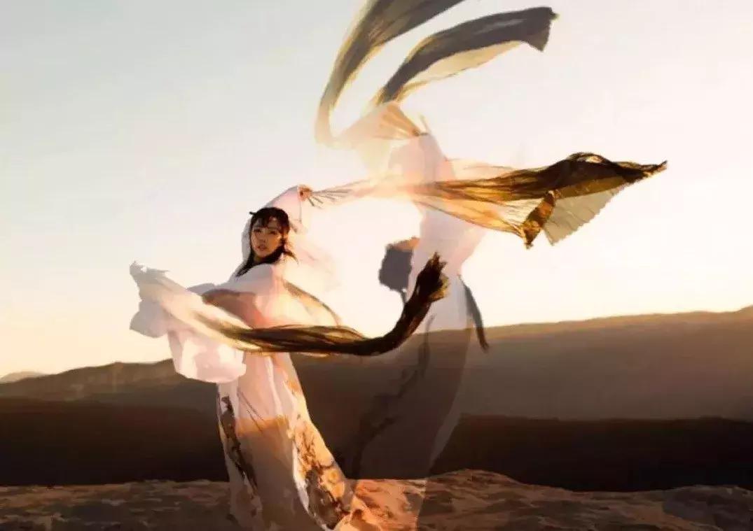 中国姑娘汉服惊呆外国人视频,中国姑娘在国外街头穿汉服惊艳了