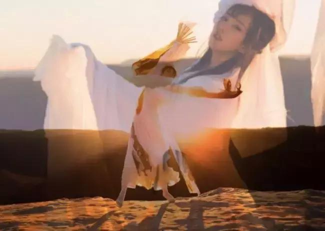 华丽汉服在外国街头惊艳外国人,中国汉服小姐姐美到哭了