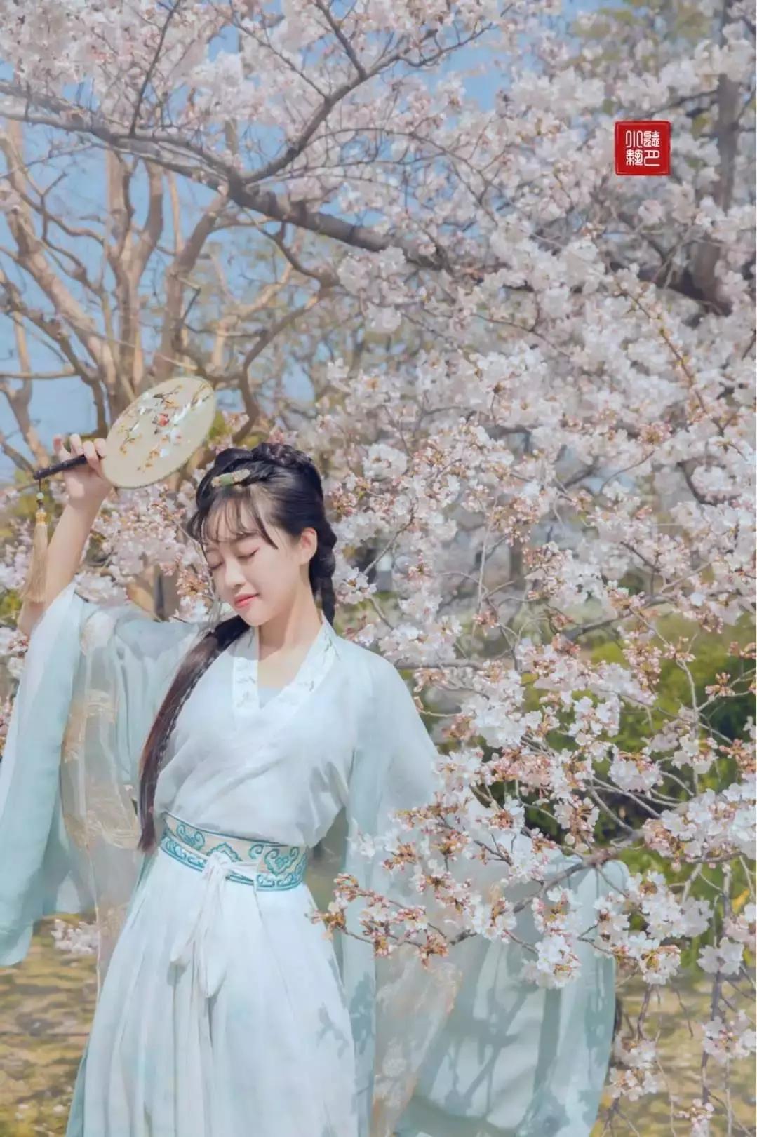 中国姑娘汉服惊呆外国人视频,中国姑娘在国外街头穿汉服惊艳了