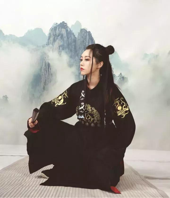 华丽汉服在外国街头惊艳外国人,中国汉服小姐姐美到哭了