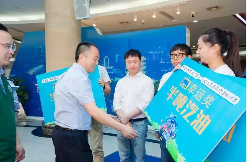 交通“零”违法，半吨汽油抱回家！