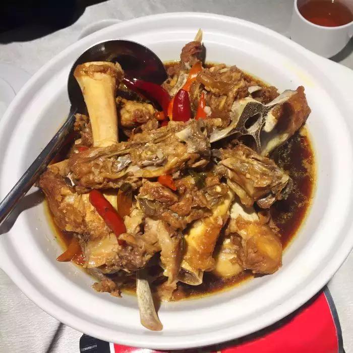 夜晚蒙古包吃烤全羊的真实视频,蒙古包里吃烤全羊一定要有仪式感