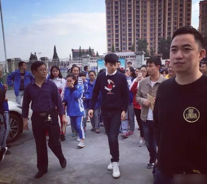 张杰童年相册曝光,张杰年轻时的照片