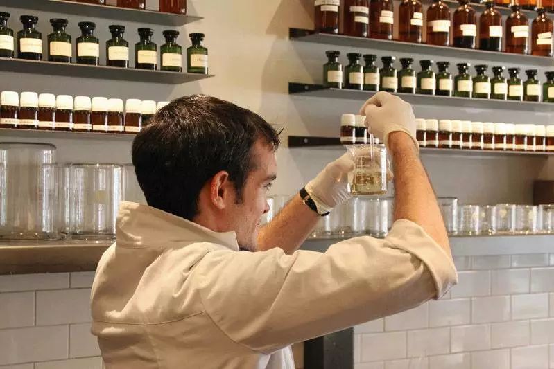 女人身上的香水味是什么很好闻 (你身上有他的香水味但没有我的贵)