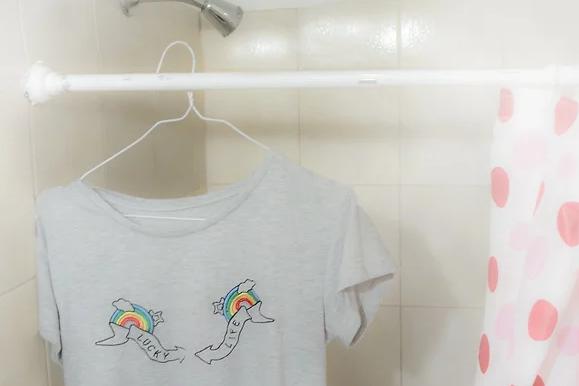 新衣服的褶皱怎么处理没有熨斗,新衣服有折痕变色怎么处理