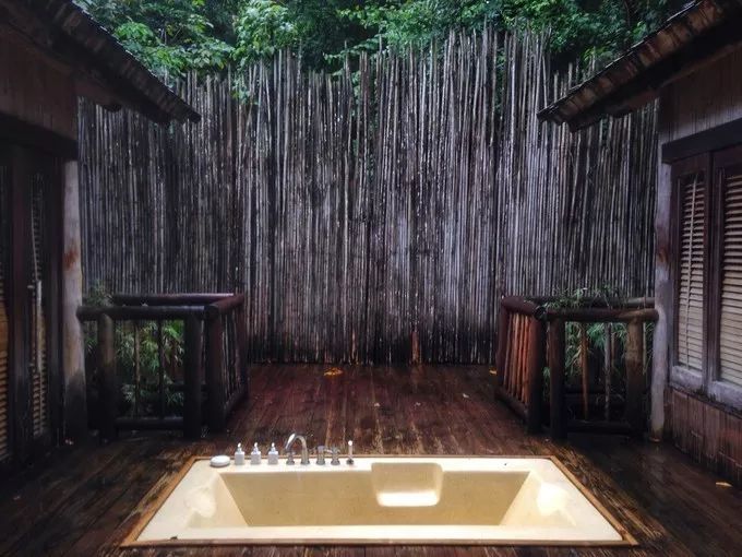 衣冠不整恕不招待厨师,衣冠不整不让进的饭店