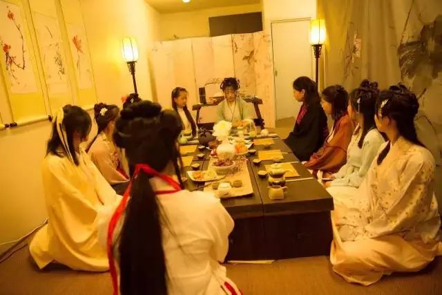 90后中国姑娘，在澳洲街美哭外媒