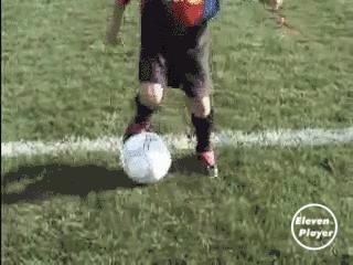 如何教零基础小孩子踢球,小孩练足球基本功多久踢球