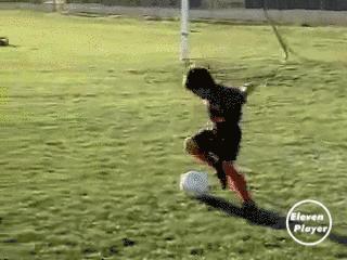 如何教零基础小孩子踢球,小孩练足球基本功多久踢球