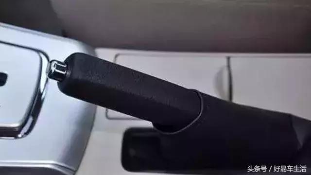 开车闻焦糊味,开车上陡坡出现焦糊味