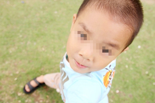 熊孩子被人推倒,4岁女孩被熊孩子推倒在泳池