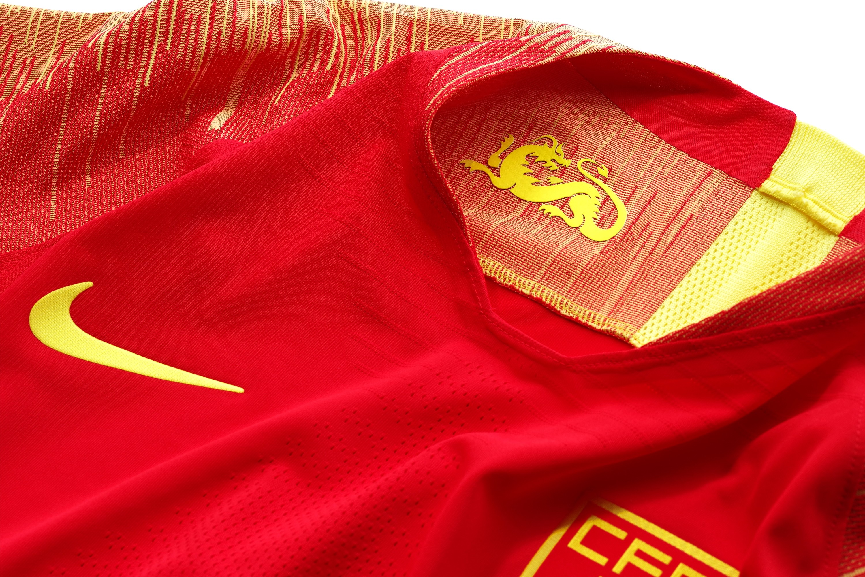 鐢疯冻瑁ゅ瓙,涓浗鐢疯冻闃熸湇绾㈣。鐧借￥