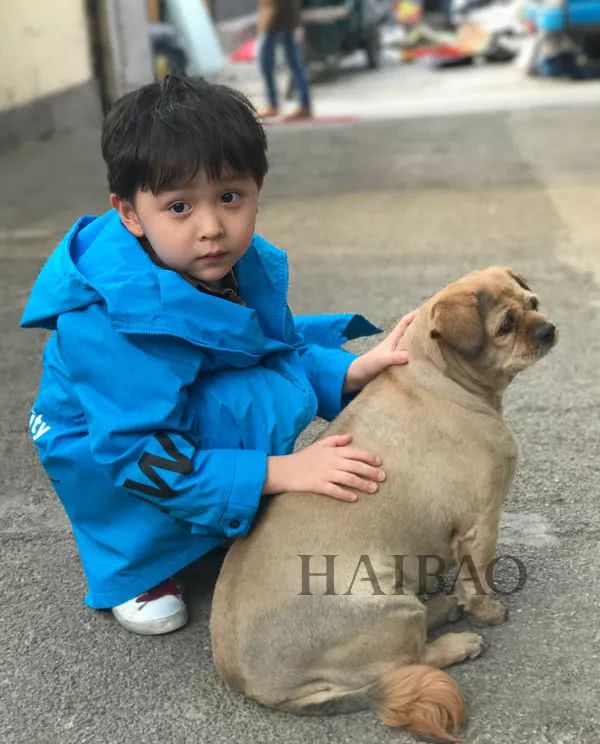 诺一现在这么接地气？才7岁的Grace就是铅笔腿！