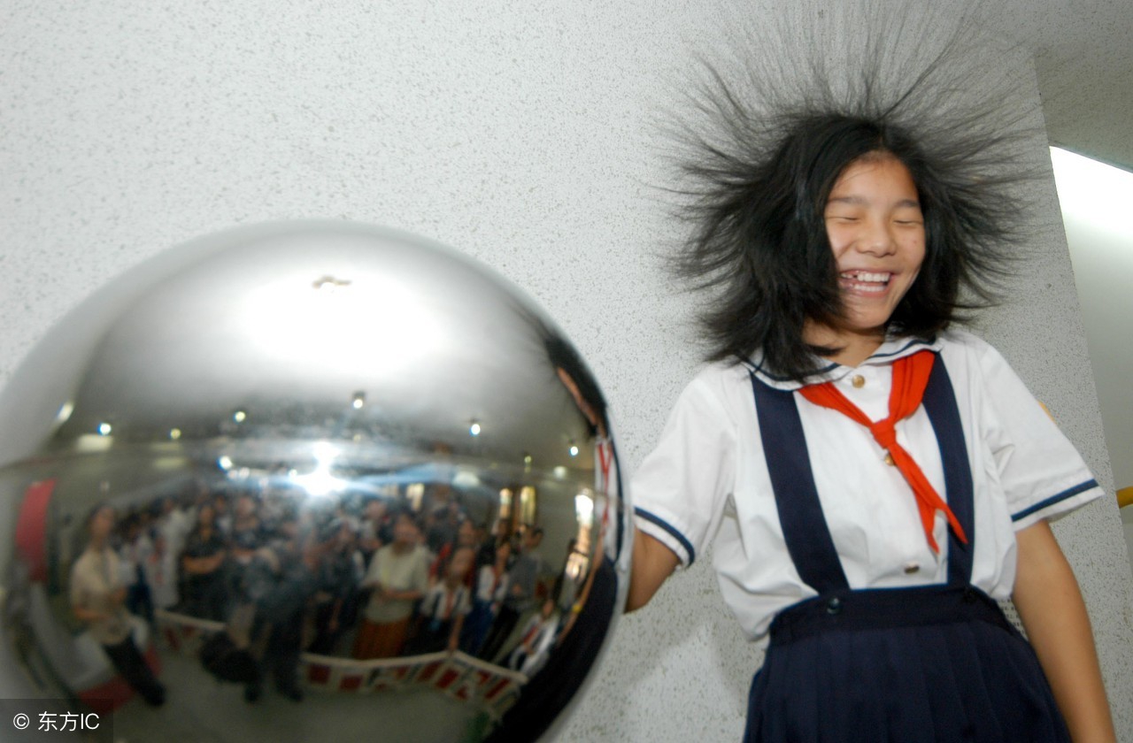 睡觉头发乱得像鸡窝一样,睡觉醒来头发乱