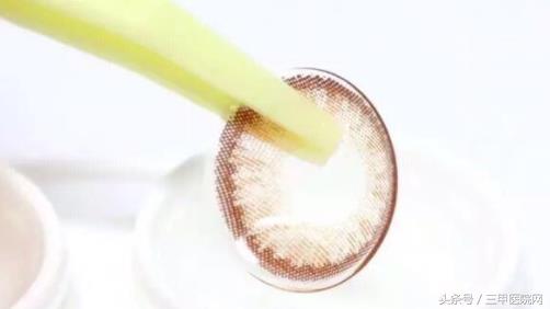 彩色隐形眼镜可以用护理液吗,彩色隐形眼镜其实是黑色怎么回事