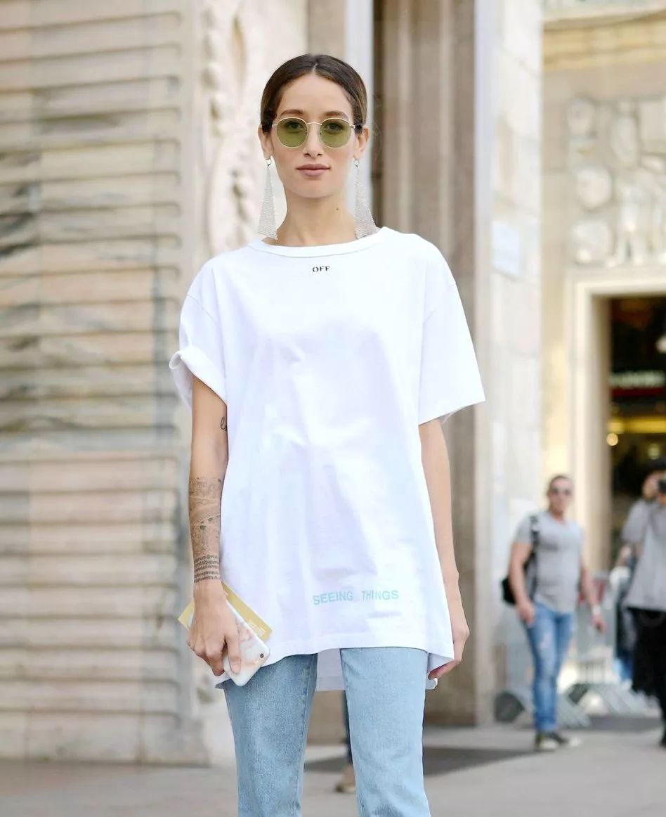 普通短袖怎么穿能穿出可爱感,夏天穿短袖显自己特别粗壮