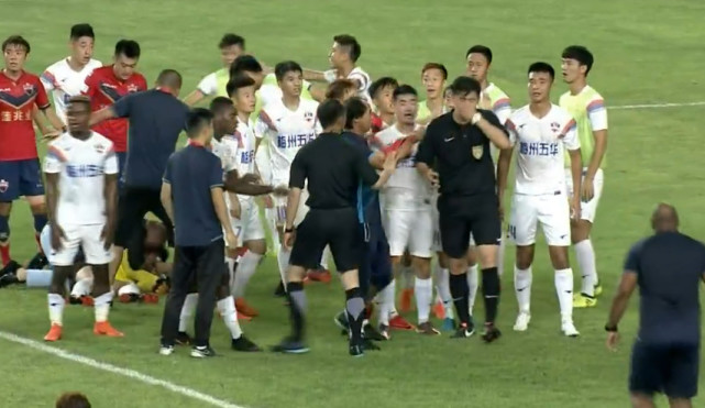 中甲足球奇葩事,中甲门将争议判罚