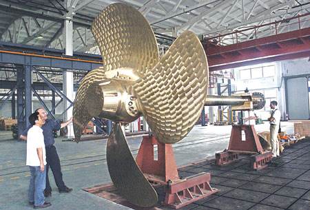 船舶螺旋桨的速度为什么不能太快,螺旋桨是怎么推动船舶前进的