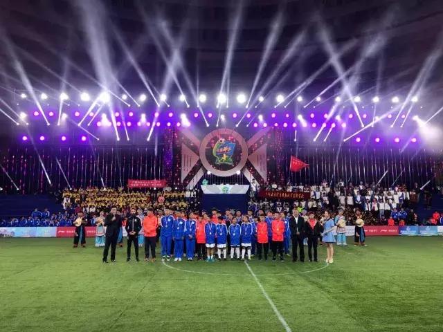 豆蔻年华敢追梦绿茵场上争“球王”