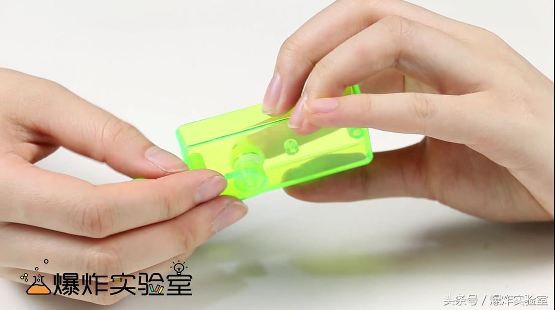 手摇发电机点亮灯泡,自制自由能发电机轻松点亮灯泡